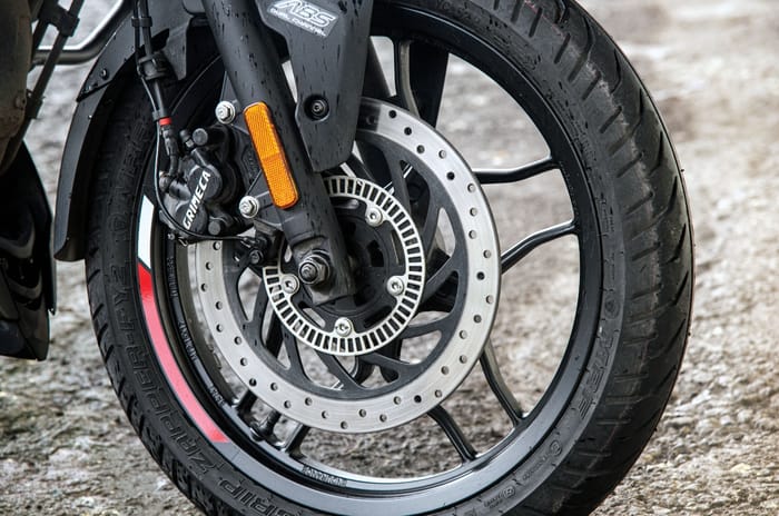 2022 TVS Apache RTR 160 4V vs Bajaj Pulsar N160 comparison